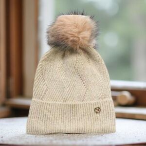Calvin Klein NWT Beanie fur Pom Pom in chunky knit,gold emblem logo,Gold thread